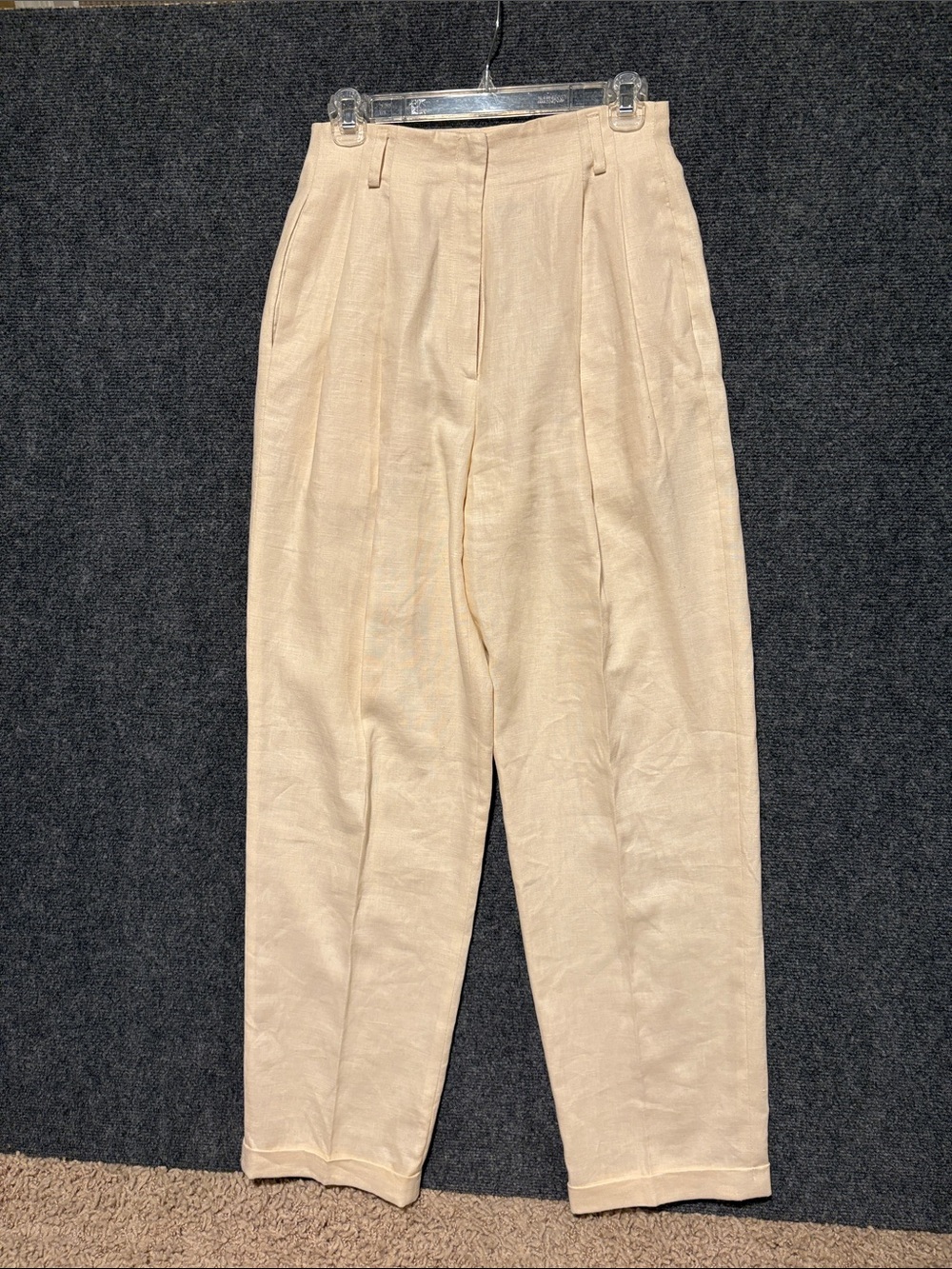 Valerie Stevens Women’s Light Cream High-Rise Pleated Trousers
Size 6